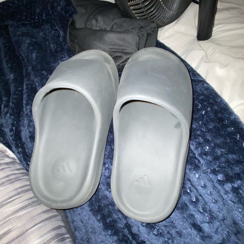 Just need to sell em to small got the wrong size